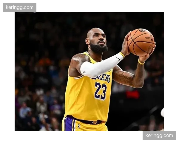 詹姆斯湖人战术权重主动下调 更多参与无球掩护与防守指挥